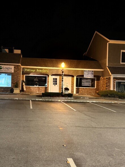 More Photos Of 233 E Main St, Huntington Storefront Retail Office For Lease