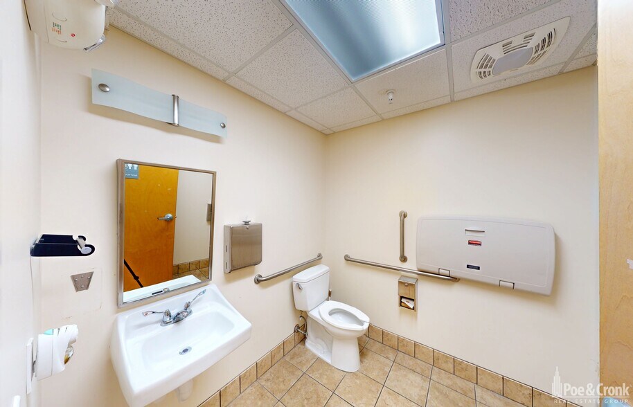 More Photos Of 825 Davis St, Blacksburg Medical For Lease