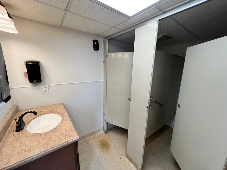 More Photos Of 2470 Evans City Rd, Harmony Warehouse For Sale