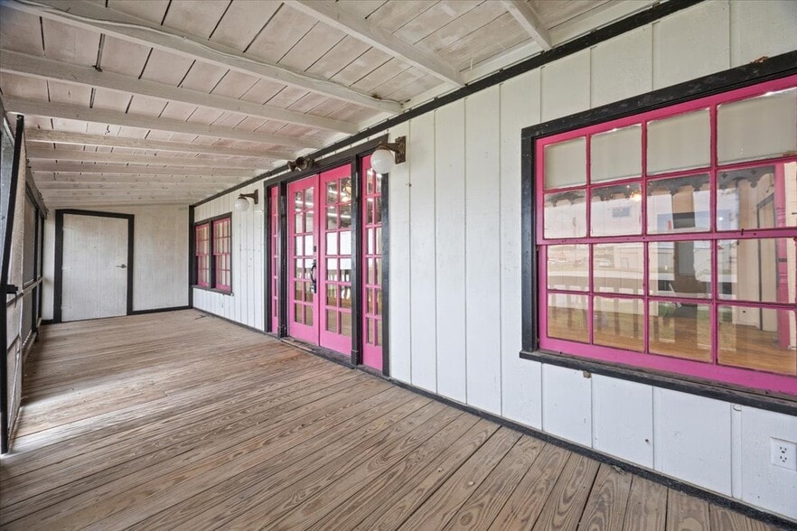 More Photos Of 918 10th St, Floresville Land For Lease