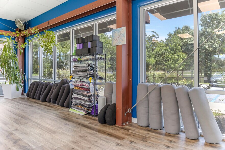More Photos Of 414 W Fernwood Dr, Simpsonville General Retail For Sale