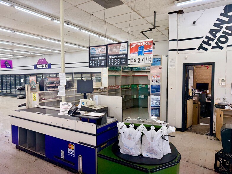 More Photos Of 1100 N Douglass St, Malden General Retail For Sale