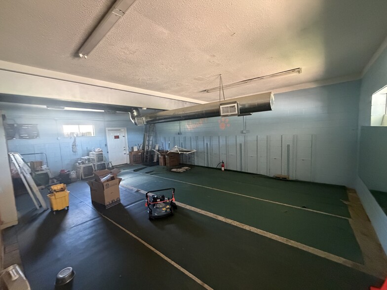 More Photos Of 325 Clinton Blvd, Clinton Veterinarian Kennel For Sale