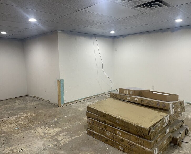 More Photos Of 1036 W Sunshine St, Springfield Freestanding For Sale