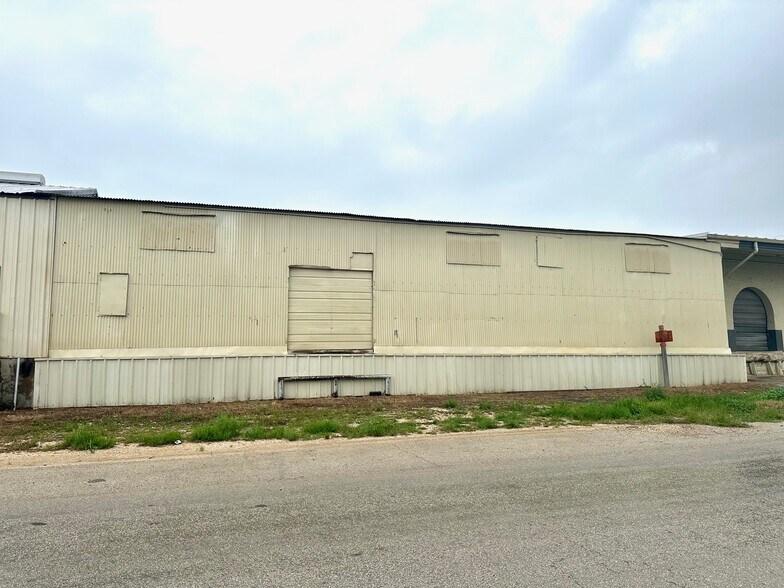 Primary Photo Of 200-232 W New Braunfels St, Seguin Warehouse For Lease