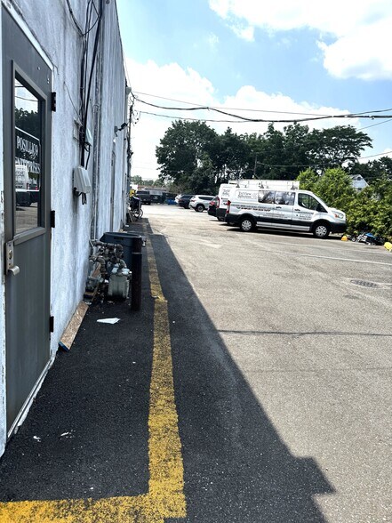 More Photos Of 653-659 Old Country Rd, Westbury Unknown For Lease