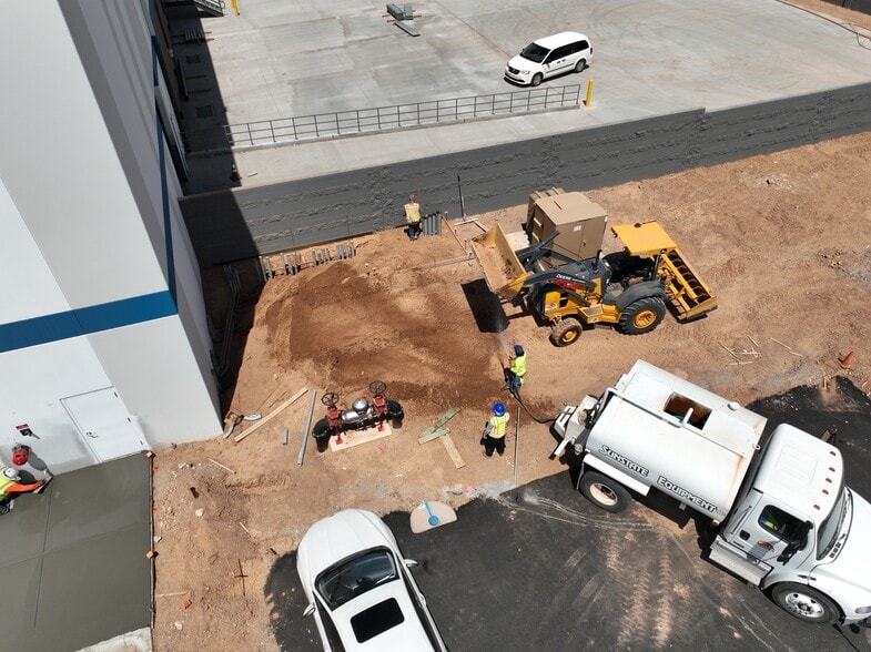 More Photos Of 13270 W Bell Rd, Surprise Distribution For Lease