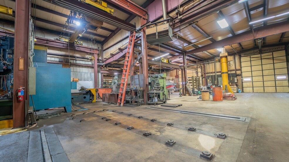 More Photos Of 1019 E Summit St, Crown Point Warehouse For Sale