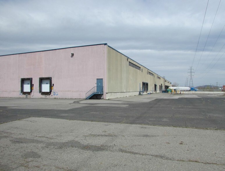 More Photos Of 1375 Rue Newton, Boucherville Warehouse For Lease