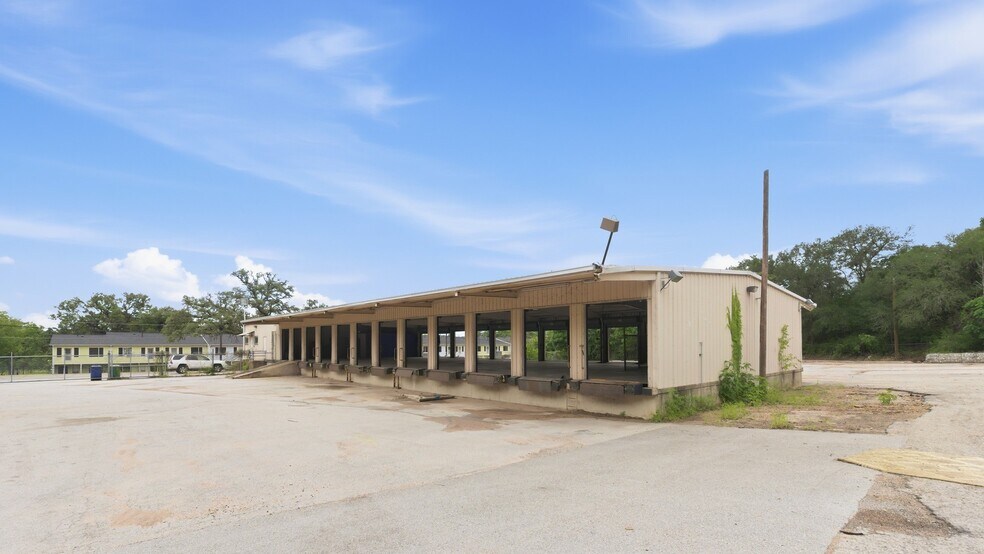More Photos Of 2900 E Oak Springs Dr, Austin Distribution For Lease