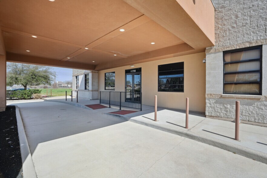 More Photos Of 11706 Fallbrook Dr, Houston Medical For Lease