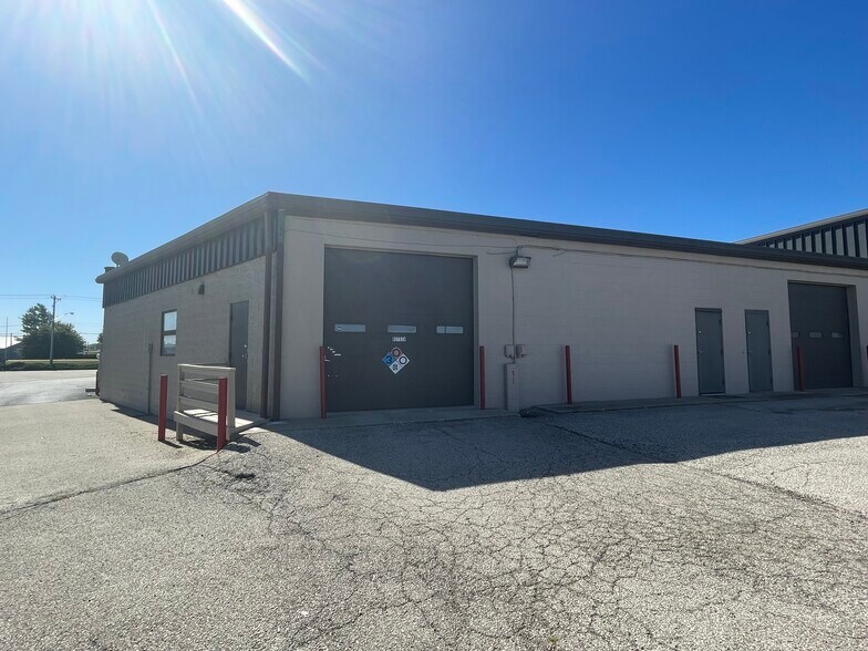 More Photos Of 3028-3042 State St, Columbus Showroom For Lease