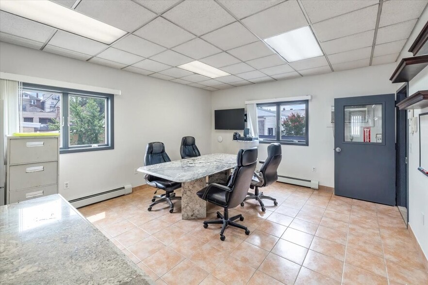 More Photos Of 456 Walker St, Fairview Light Distribution For Lease