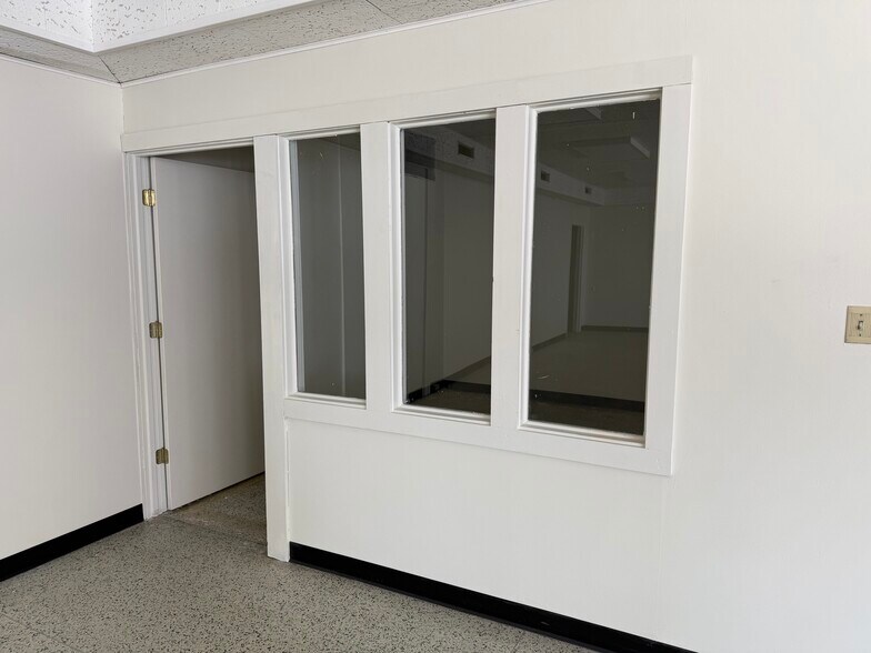 More Photos Of 121 N Lafayette Ave, Marshall Flex For Sale