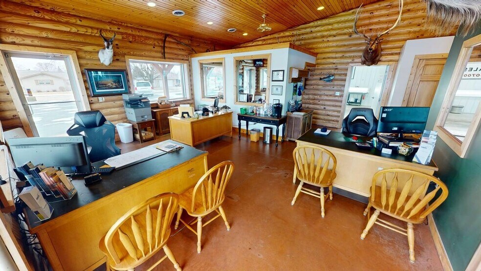 More Photos Of 115 N 6th St, Monticello General Retail For Lease