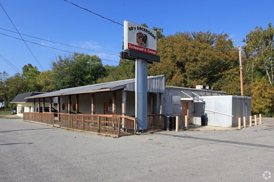 More Photos Of 1012 E Hackberry St, Salem Freestanding For Sale