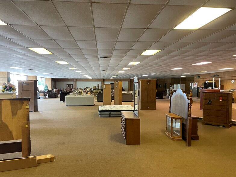 More Photos Of 1310 Elliott Blvd, Jasper Showroom For Sale