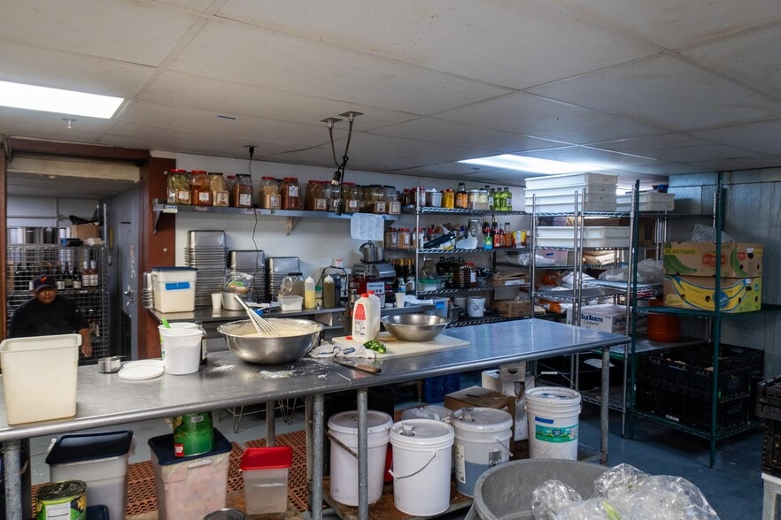 More Photos Of 1700-1712 1/2 W Sunset Blvd, Los Angeles Apartments For Lease