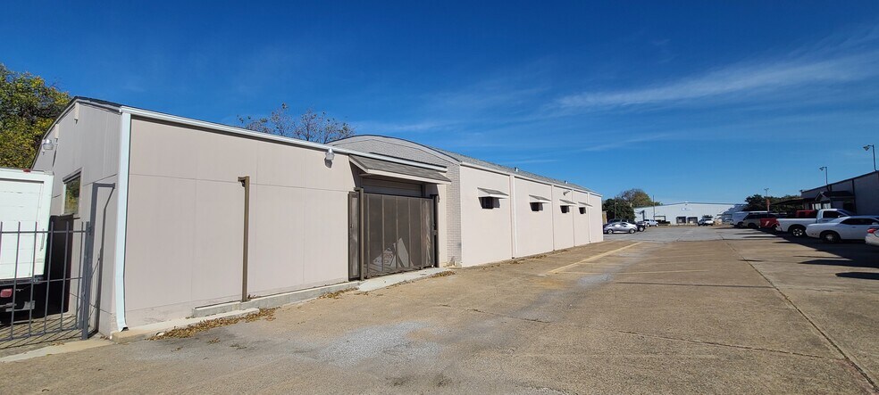More Photos Of 5520 Military Pky, Dallas Industrial For Sale