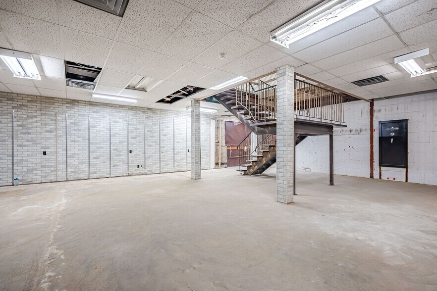 More Photos Of 5012 50 Av, Lloydminster General Retail For Sale