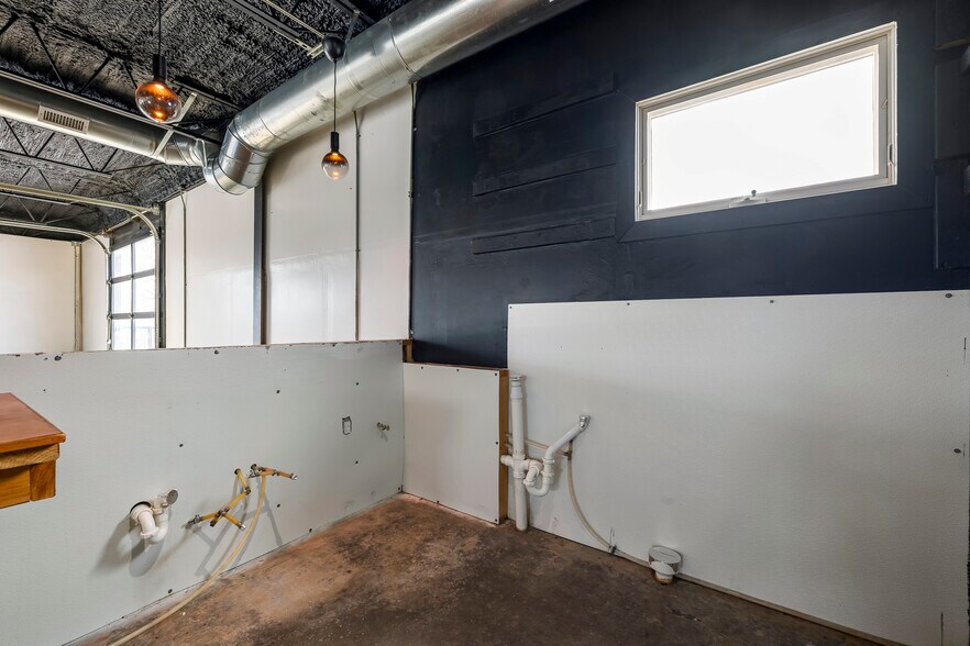More Photos Of 216 E Poplar St, Rogers Loft Creative Space For Lease