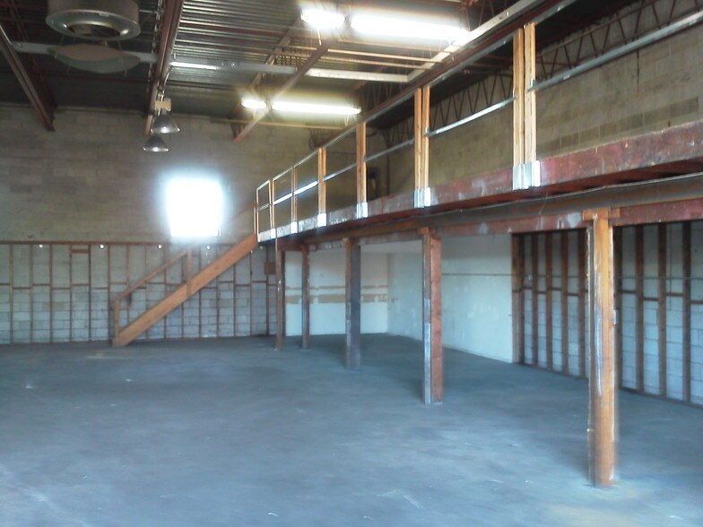 More Photos Of 75 Cabot St, West Babylon Warehouse For Lease