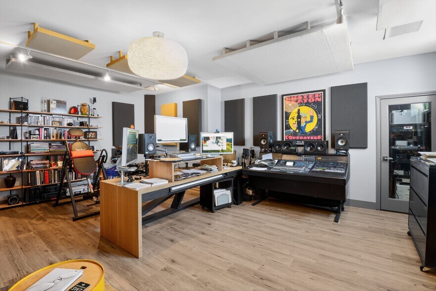 More Photos Of 923 N Hollywood Way, Burbank General Retail For Sale