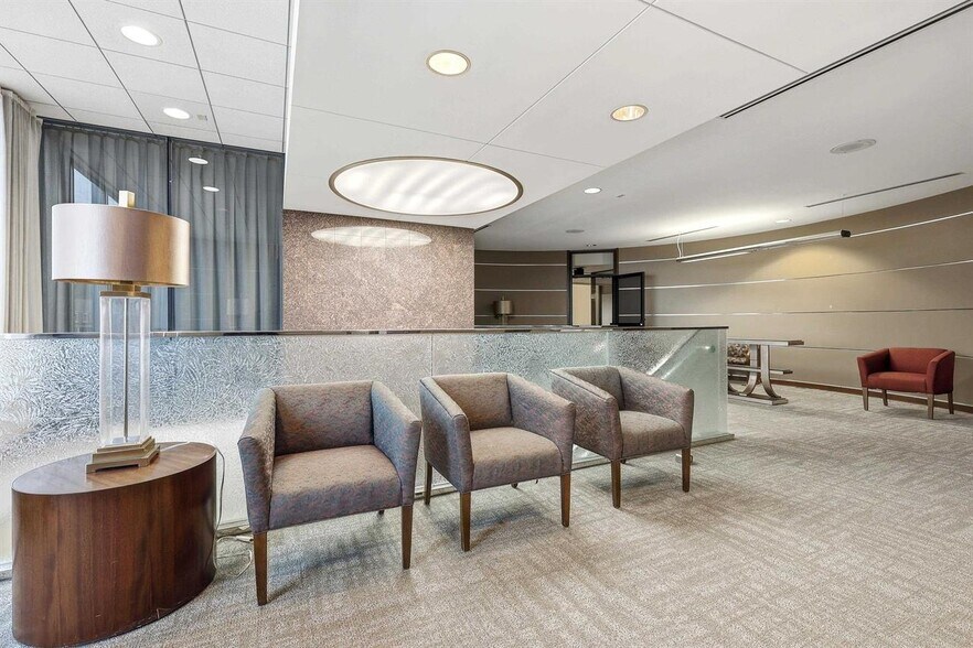 More Photos Of 270 W 7th St, Dubuque Bank For Lease