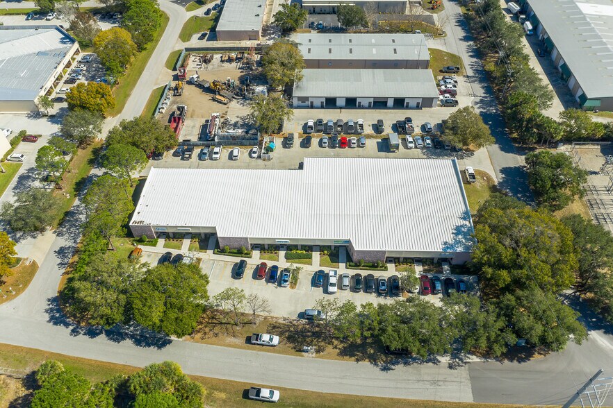 More Photos Of 567-585 Interstate Blvd, Sarasota Showroom For Lease