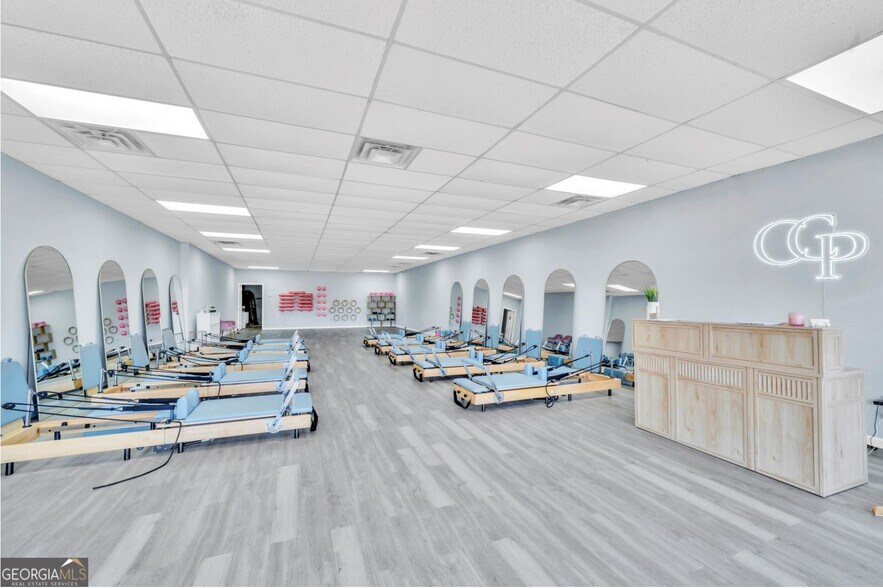 More Photos Of 905 Hillcrest Pky, Dublin Storefront For Sale