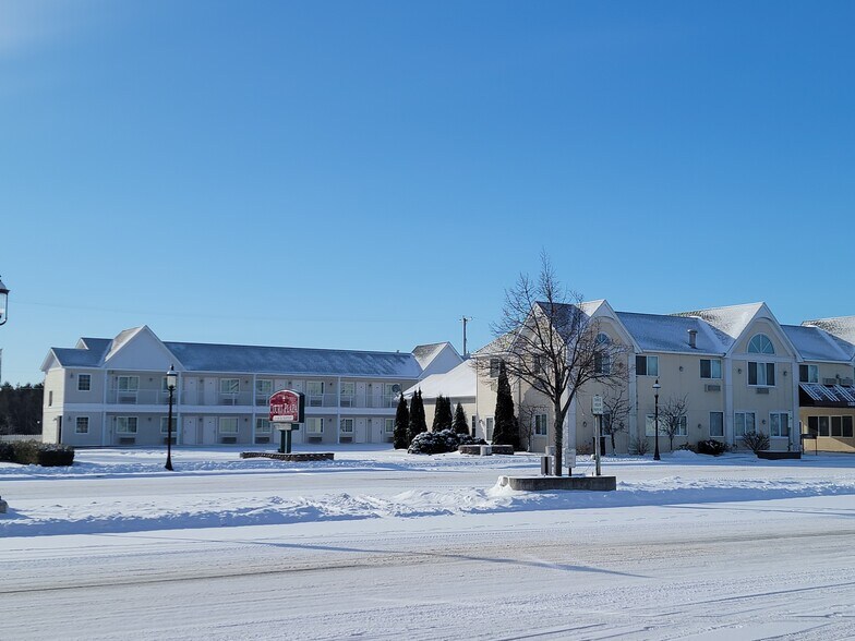 More Photos Of 217 E Central Ave, Mackinaw City Storefront For Lease