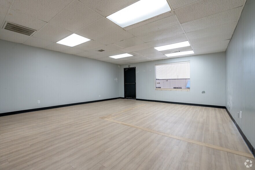 More Photos Of 1510 Randolph St, Carrollton Unknown For Lease