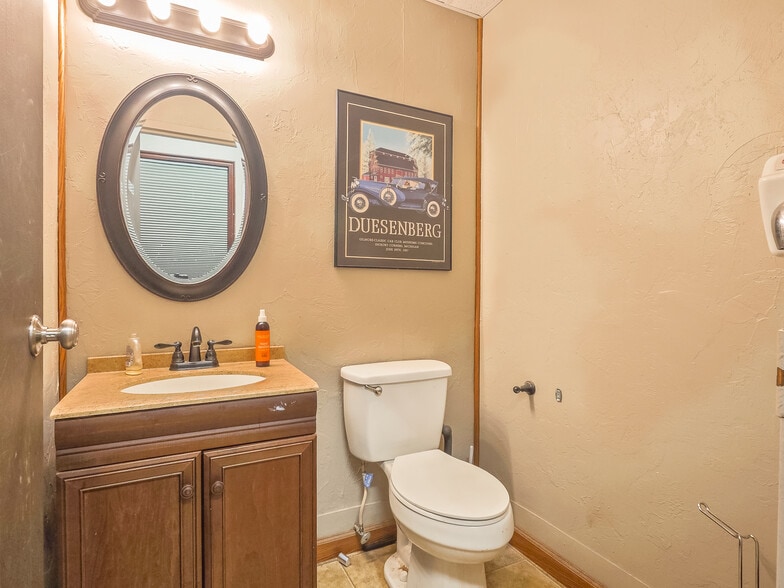 More Photos Of 401 S Ranchwood Blvd, Yukon Flex For Sale