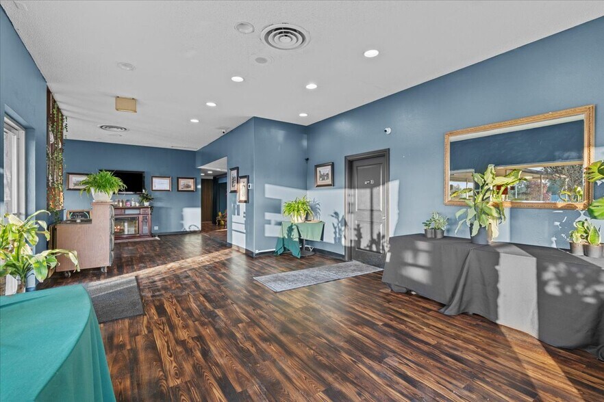 More Photos Of 535 S Columbia River Hwy, Saint Helens General Retail For Lease