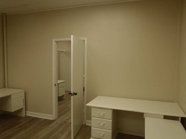 More Photos Of 2025 McLarty Dr, Newport Office For Sale