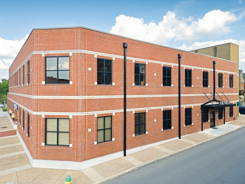 More Photos Of 200 Commerce St, Clarksville Office For Lease