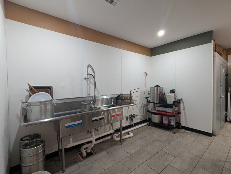 More Photos Of 1465 N Main St, Vidor Freestanding For Sale