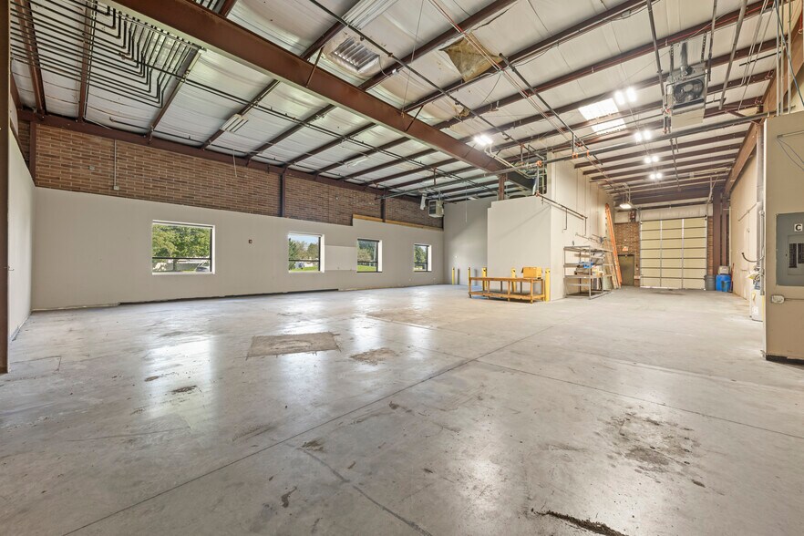 More Photos Of 25553 Wolf's Crossing Rd, Plainfield Warehouse For Lease