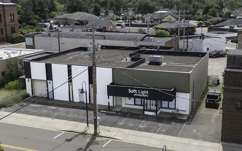 More Photos Of 33 W King St, Rhinelander Storefront Retail Office For Sale