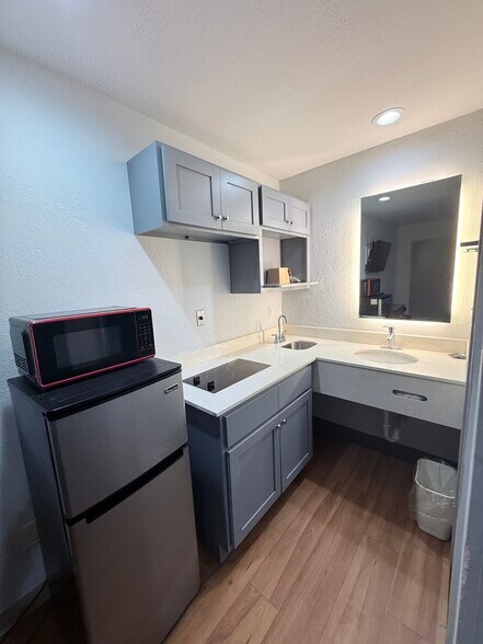 More Photos Of 1902 Texas Ave, Texas City Hotel For Sale