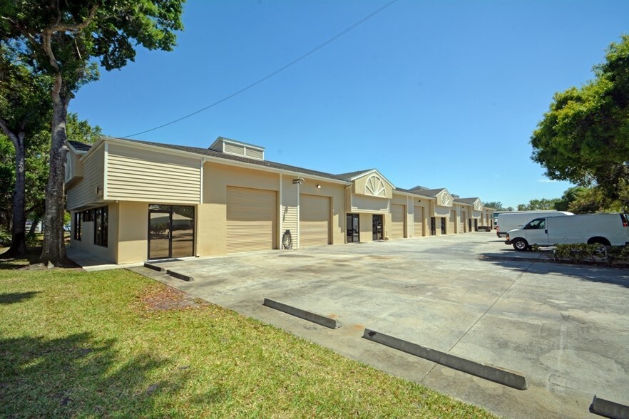 More Photos Of 920-936 36th Ct SW, Vero Beach Warehouse For Lease