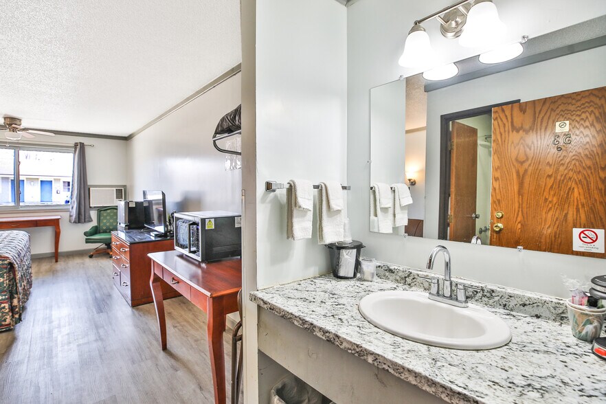 More Photos Of 2102 E Main St, Albert Lea Hotel For Sale