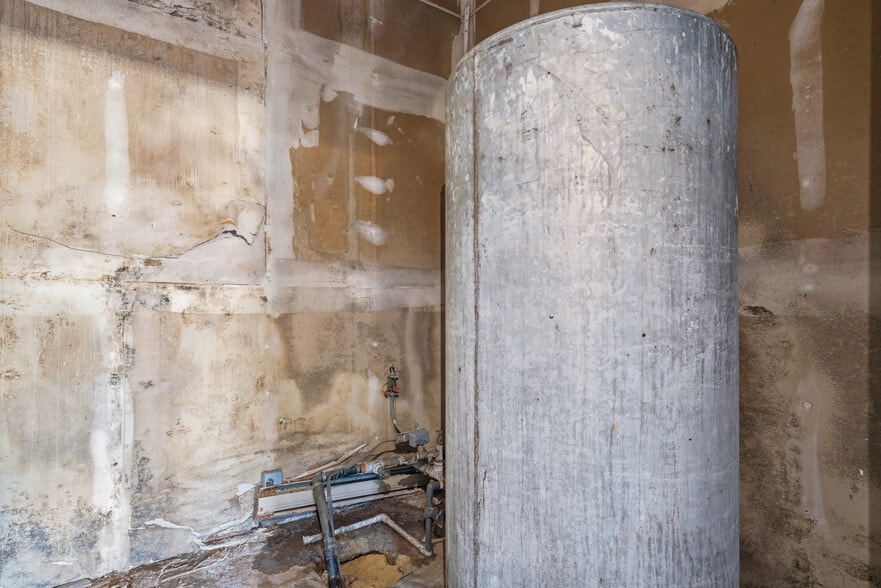 More Photos Of 5472-5486 Southern Maryland Blvd, Lothian Storefront For Sale