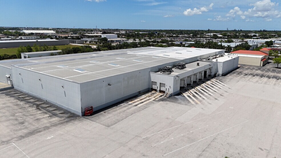 More Photos Of 2996 Hanson St, Fort Myers Warehouse For Lease