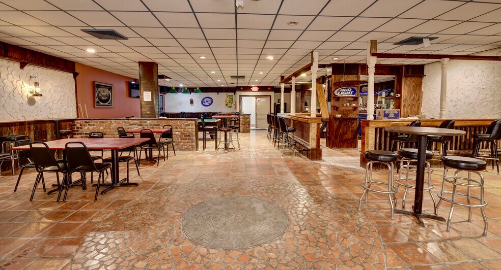 More Photos Of 52601 Holiday Dr, Saint Clairsville Hotel For Sale