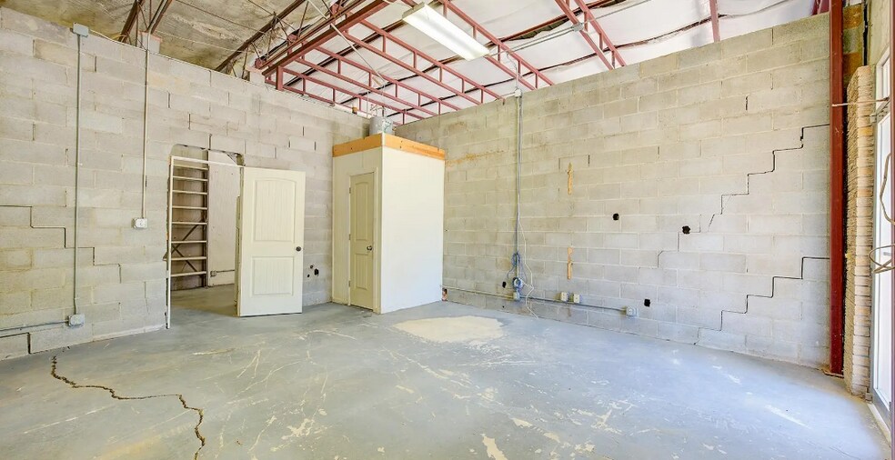 More Photos Of 1605 E Avenue A, Hooks Warehouse For Sale