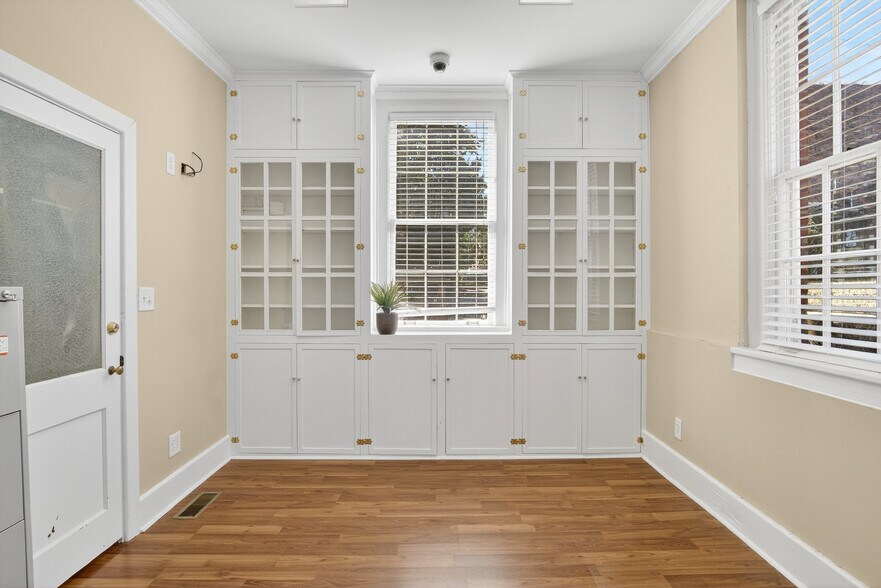 More Photos Of 115 E Market St, Warrenton Office For Lease