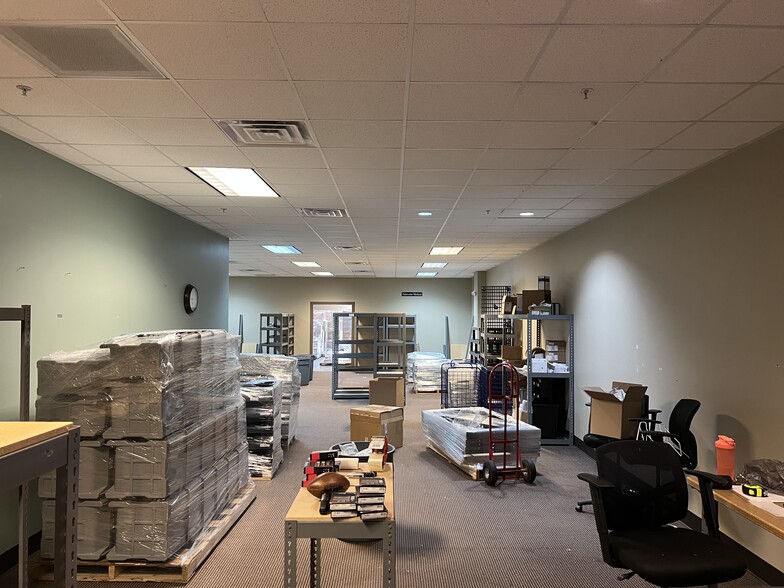 More Photos Of 547 Long Point Rd, Mount Pleasant Flex For Lease