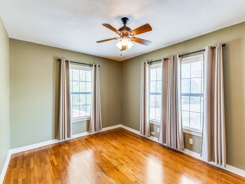 More Photos Of 206 Sherwood Dr, San Antonio Office Residential For Lease