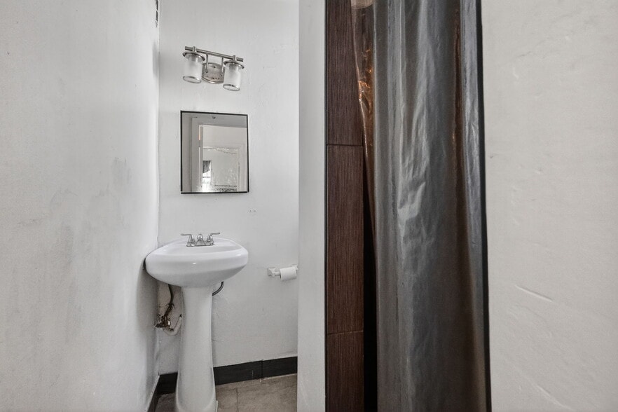 More Photos Of 2322 Johnson St, Hollywood Apartments For Sale